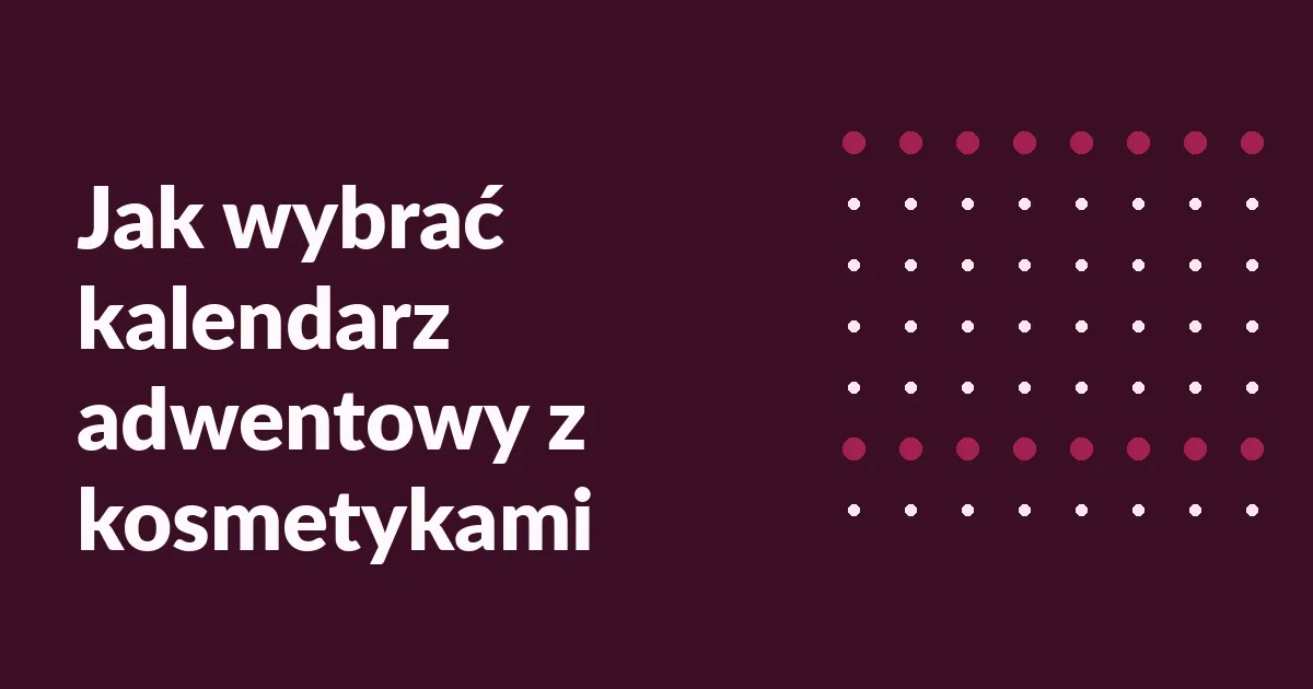 Pudełka z prezentami i kosmetykami ułożone na stole przed świętami