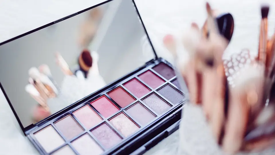 Paleta cieni do powiek z lusterkiem i pędzle do makijażu